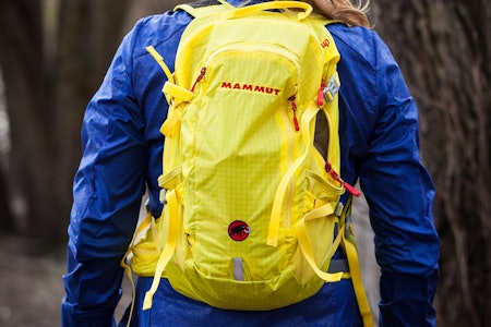 Plass til laptop: Mammut Lithium/Lithia Speed 15 L Gul løpesekk Mammut Lithium/Lithia Speed 15 L på ryggen