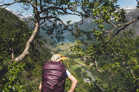 TILPASSING AV TURSEKK: Det er en helt egen frihet å være på tur med akkurat det du trenger. Pakker du sekken på en effektiv måte, trenger ikke den ekstra belastningen på ryggen og være til bry. Her fra en fjelltur i Stryn. Foto: Line Hårklau  tilpassing av ryggsekk tursekk utemagasinet