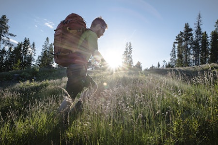Variant: De fleste bruker ryggsekk til å bære turutstyret, men kanskje burde man ha en brystsekk i tillegg? Foto: Randulf Valle mann tur med sekk