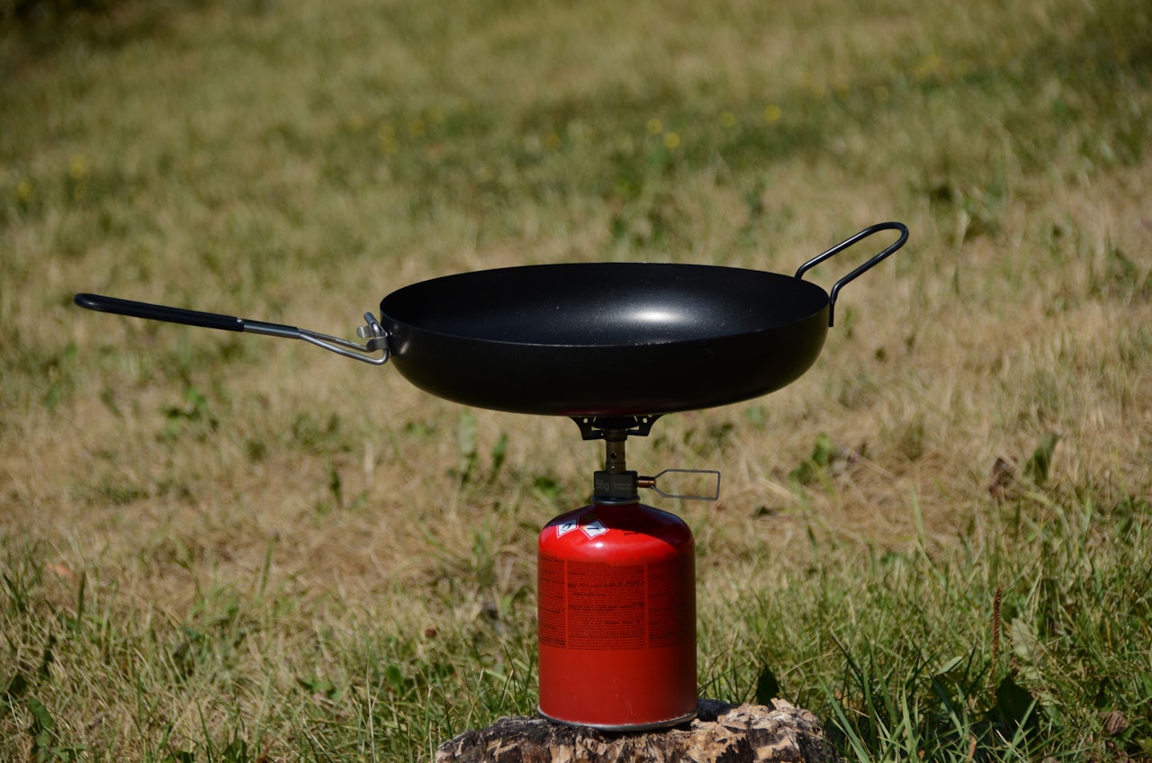 Stekepanne til bål: GSI 12” Steel Frypan turstekepannen GSI 12" Steel Frypan på rød gassbrenner