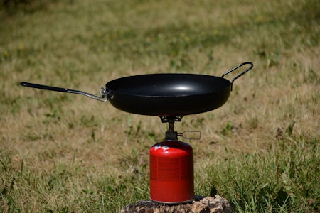 Stekepanne til bål: GSI 12” Steel Frypan turstekepannen GSI 12" Steel Frypan på rød gassbrenner