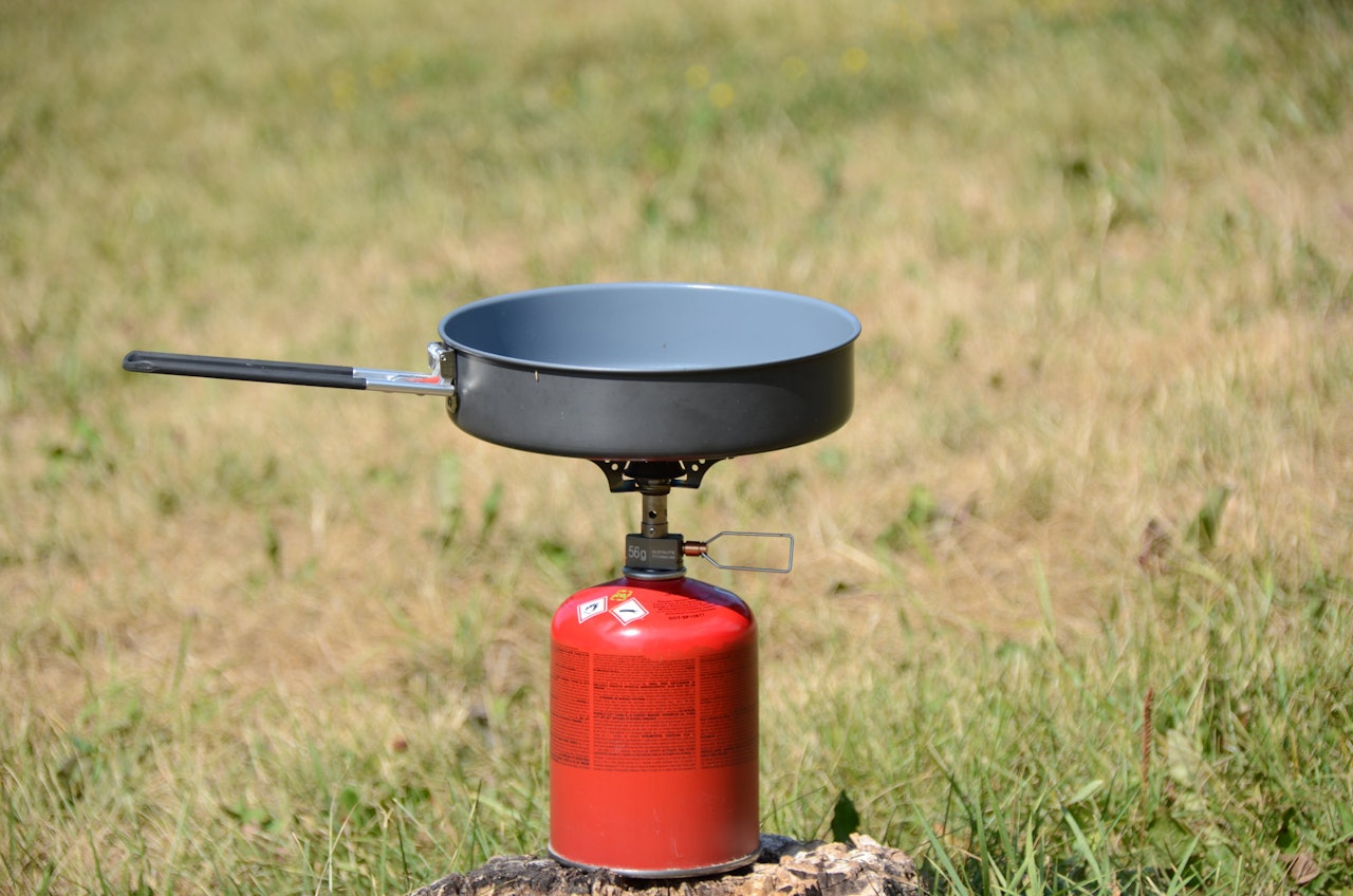 LETTVEKTER: MSR sin Ceramic Flex er en lett stekepanne med avtagbart håndtak. test av MSR Ceramic Flex Skillet stekepanne til tur