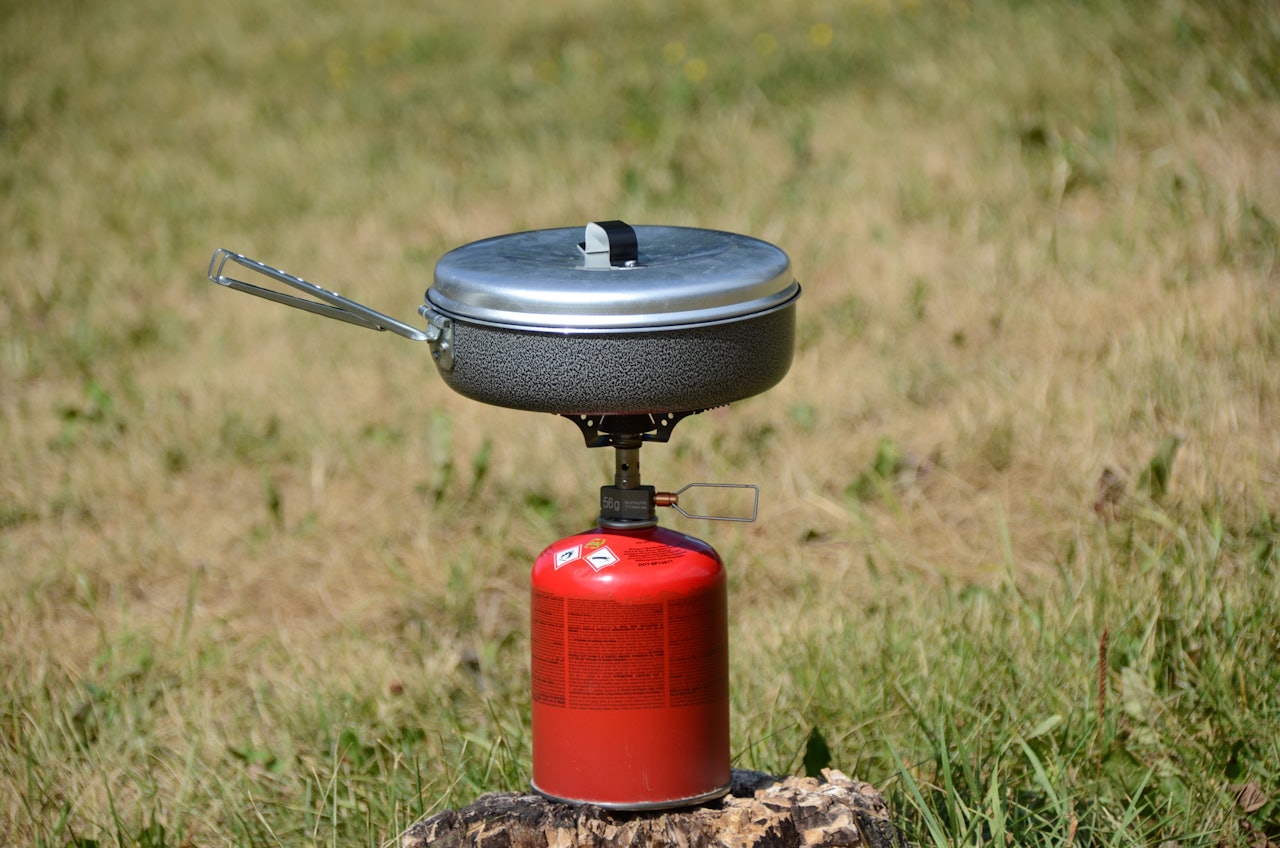 Stekepanne med lokk: Trangia Gourmet stekepanne Trangia Gourmet stekepanne på rød gassbrenner