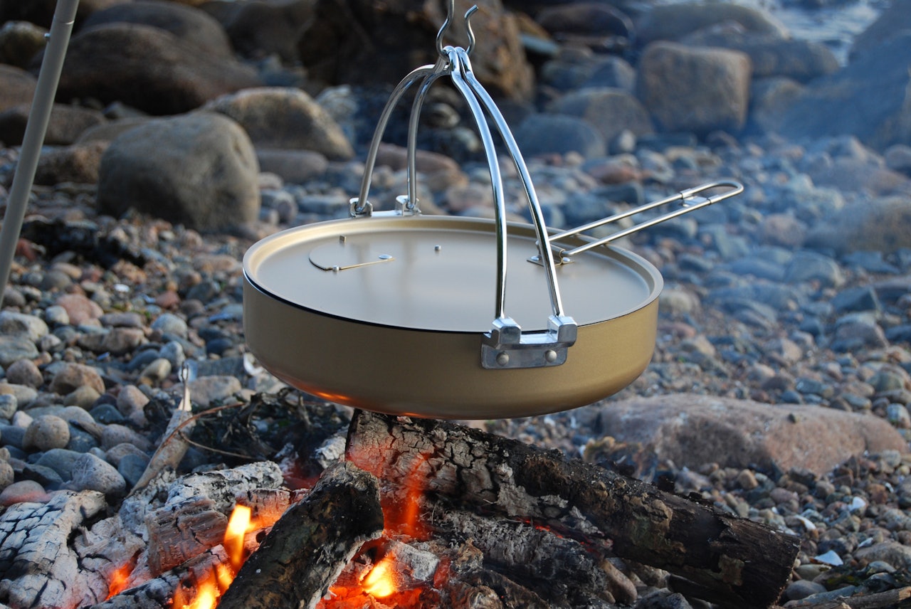 ALLROUNDER: Eagle Hot pan fungerer til både primus og bål.  Test av Eagle Hot Pan