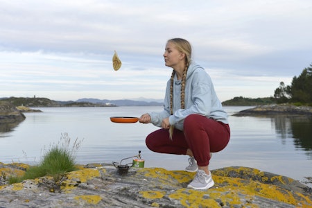 PANNEKAKER I STEKEPANNE PÅ TUR: Hvilken egner seg best når du skal steke pannekaker? Foto: Egill Danielsen  lager pannekaker i stekepanne på tur