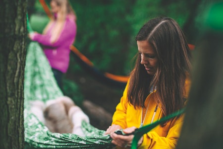 SLIK SETTER DU OPP HENGEKØYA: Tursøstrene har over 100 netter i hengekøye, og har bra erfaring med å få en optimal bue på hengekøya. Foto: Kristoffer H. Kippernes