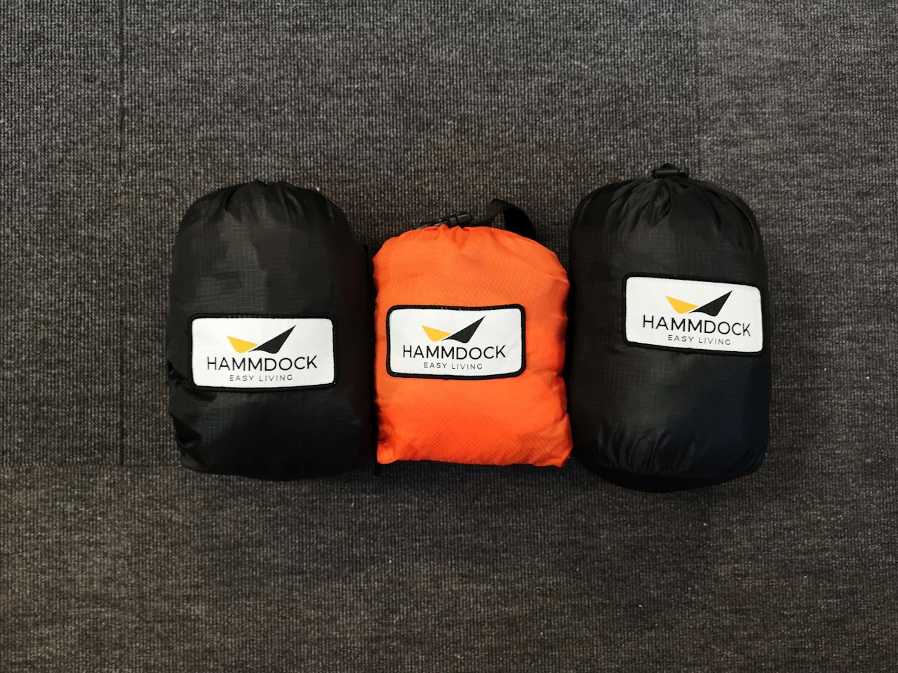 HAMMDOCK HENGEKØYE: Tre myke pakker, med utstyret du trenger for å komme i gang med overnattingstur i hengekøye. Foto: Gunhild Aaslie Soldal test av hengekøye hammock