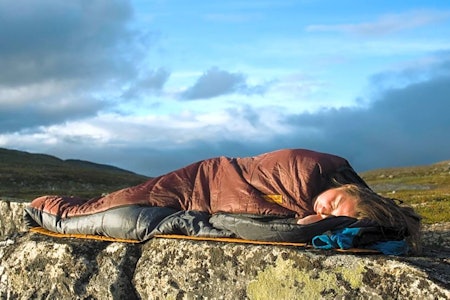 TRIVSEL: Underlaget skal gi både isolasjon og komfort. Foto: Randulf Valle  liggeunderlag for friluftsliv