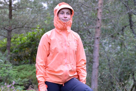 Norrøna Trollveggen Pro Light beskytter mot både vind og regn. Foto: Egill Danielsen Test av Norrøna Trollveggen Pro Light regntøy – dame og herre