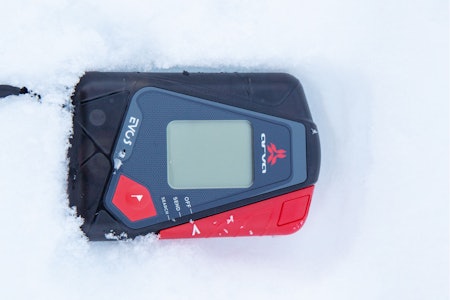 TEST AV SKREDSØKERE: Arva Evo 5 er ein liten og kompakt sender/mottakar. Foto: Håvard Myklebust Arva Evo 5