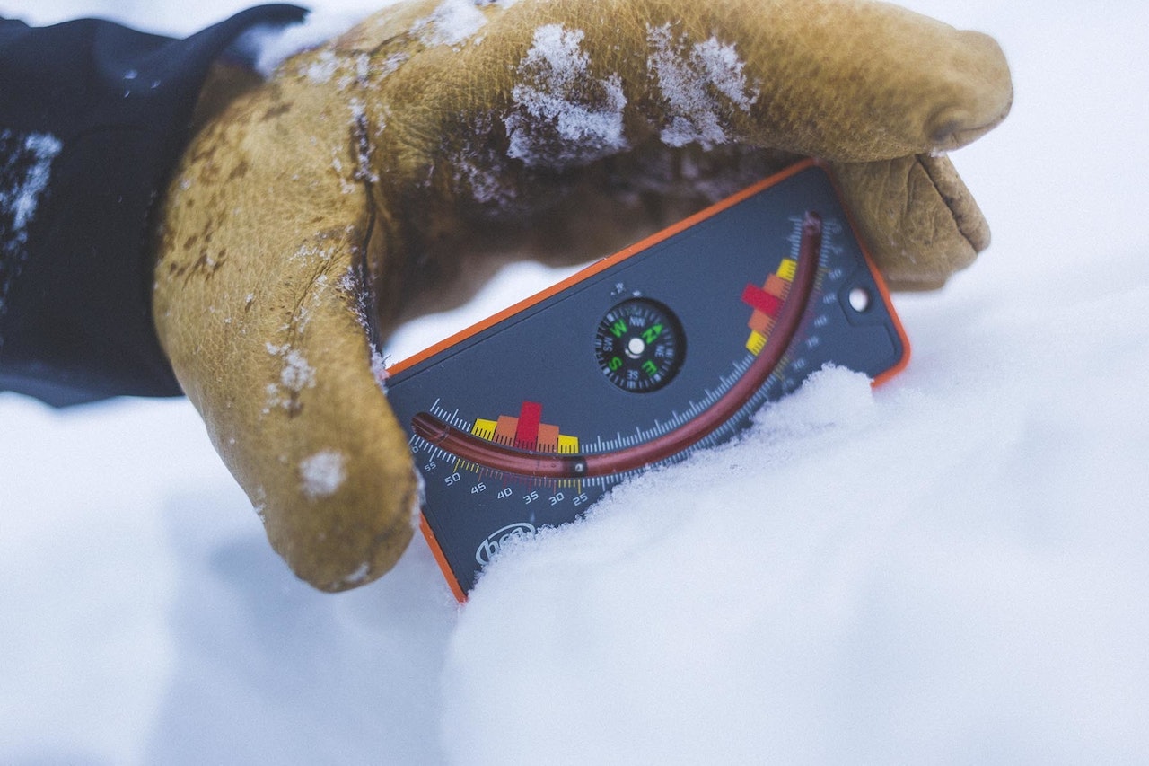 BRATT FRILUFTSLIV: Å måle bratthet kan du gjøre med telefonapplikasjoner, skistavene dine, kompasset eller egne duppeditter. Foto: Kristoffer H. Kippernes BRATT FRILUFTSLIV: Å måle bratthet kan du gjøre med telefonapplikasjoner, skistavene dine, kompasset eller egne duppeditter. Foto: Kristoffer H. Kippernes