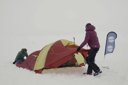 FORBLÅST: I vind og kulde er det flere ting man må tenke gjennom når teltet settes opp – dersom det skal stå gjennom hele natten. Foto: Christian Nerdrum