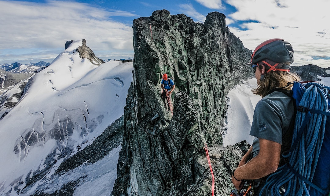 FJELLTURER I JOTUNHEIMEN: Din første tur, eller den neste. Vi har samlet turtips og råd for deg som vil til Jotunheimen i sommer. Her fra den legendariske Smørstabbtind-traversen, Foto: Bård Basberg fjellturer i jotunheimen guide
