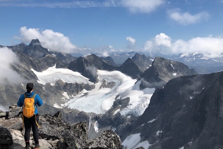 BLANT FAVORITTENE: Ingunn Weka, som jobber som daglig leder på Turtagrø, liker godt å ta turen inn til Store Soleibotntind. Foto: Ingunn Weka Store Soleibotntind Turtagrø