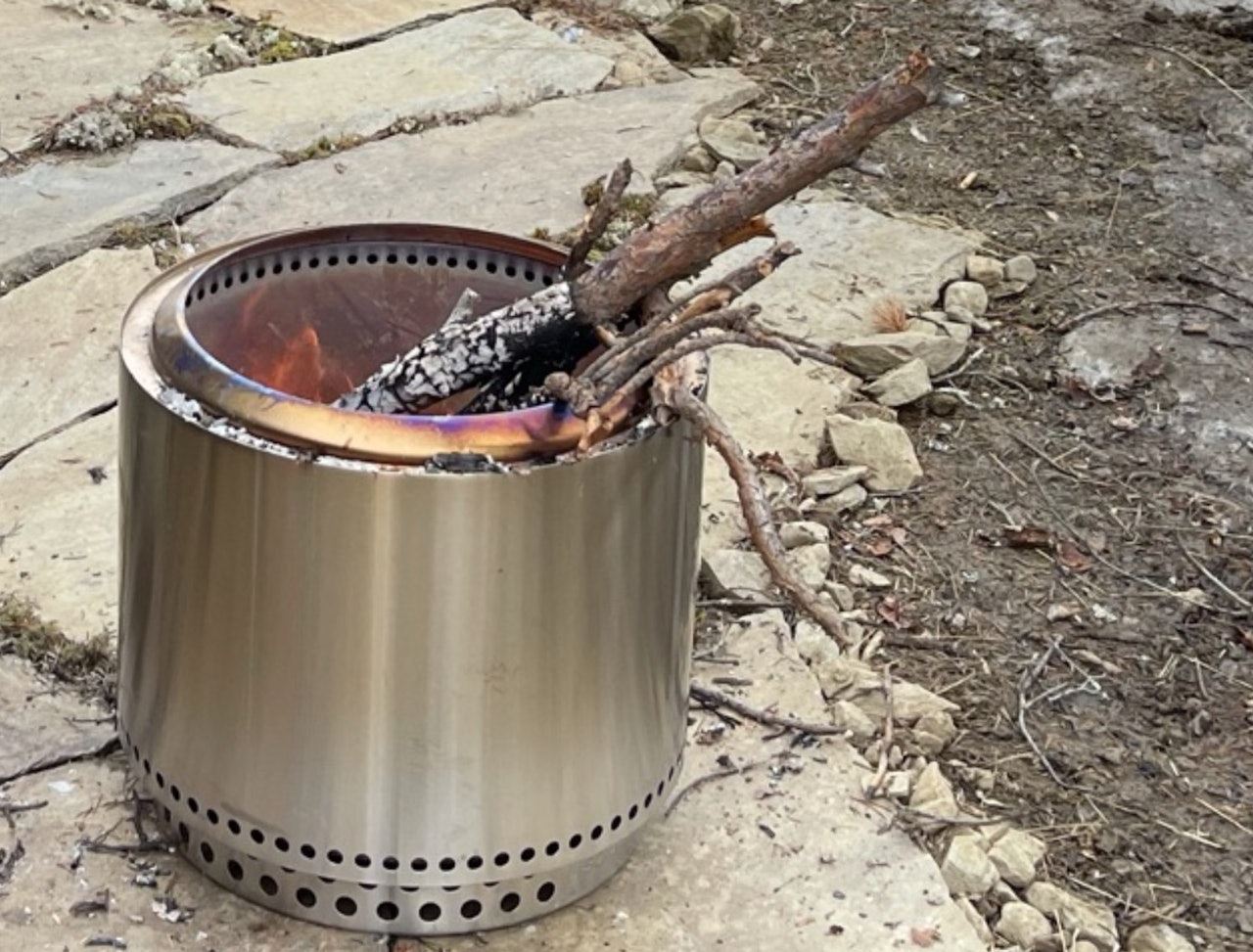 Forbrenningsmaskin: Solo Stove Bonfire gnager i seg det meste du gir den. Foto: Dag Hagen Solo Stove Bonfire bålpanne test