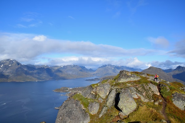LOFOTEN: Fjelltraktene i dette området er fantastisk om høsten. Foto: Espen Nordahl Høstturer i lofoten foto Espen nordahl