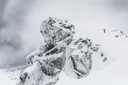 SKIFERIE I LOFOTEN: Her er Louise på tur opp til Rundfjellet i lett ruskevær. Foto: Torbjørn Melby toppturer i lofoten