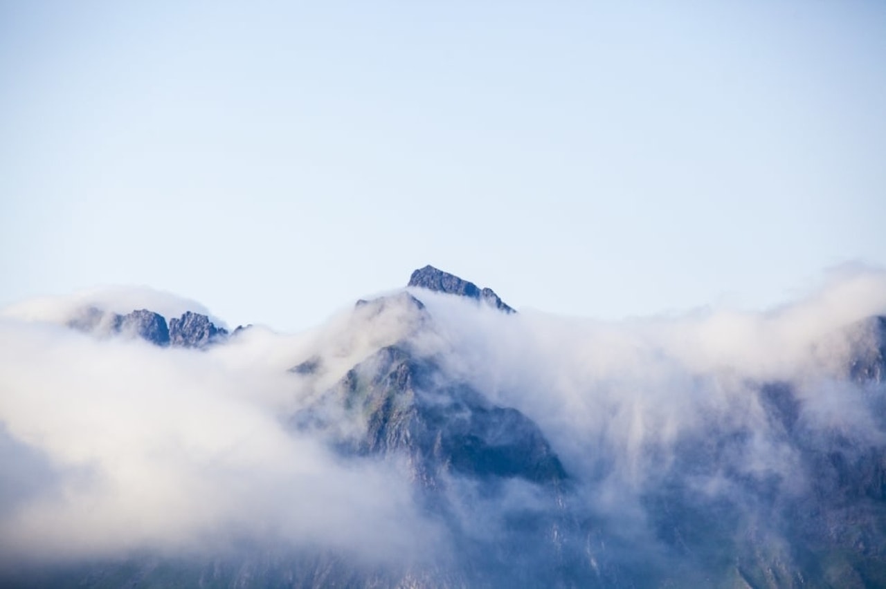 TÅKE: Det lille tåkelaget smøg seg over fjelltoppene og ble borte et sted i havet. Foto: Marte Stensland Jørgensen lofoten-ferie foto marte steinsland jørgensen