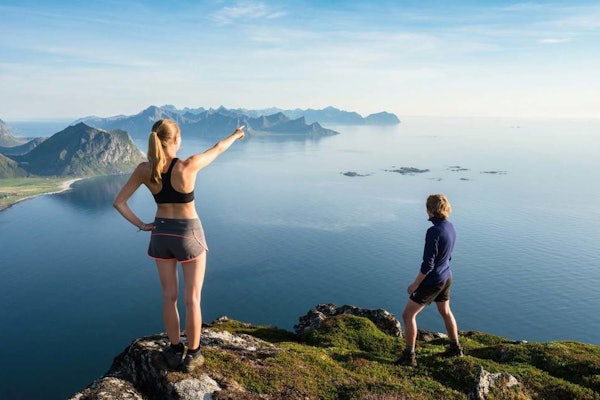 FJELL OG STRAND: Yttersiden av Lofoten beundres av Kaisa og Bjørn-Marius fra toppen av Skolmen (597 moh). Foto: Jon Olav Larsen Lofoten for travellers