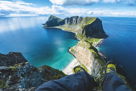 HÅEN: Den fraflyttede fuglefangerbygda Måstad sett fra toppen av Håen på Værøy. Foto: Jon Olav Larsen håen i  lofoten værøy