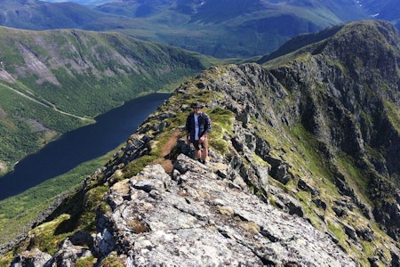 DRAVLAUSEGGA: Knut-Eirik Lindblad er frå Bærum  har familieaner i Sykkylven. – Dette er ein av favorittfjellturane mine, seier han. Dravlausegga sykkylven sunnmøre
