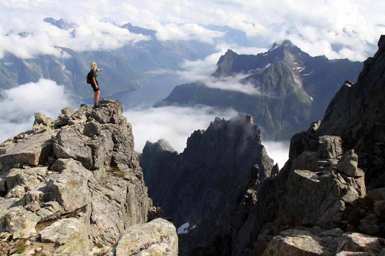HJØRUNDFJORDEN RUNDT: Gjennom seks dager, eventuelt fordelt på flere etapper over flere år, utfordres turfolket til å beseire om lag 100 kilometer og cirka 6 500 høydemeter. FOTO: Arild Eidset slogen