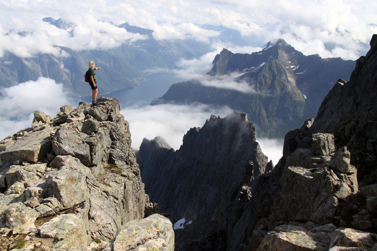 HJØRUNDFJORDEN RUNDT: Gjennom seks dager, eventuelt fordelt på flere etapper over flere år, utfordres turfolket til å beseire om lag 100 kilometer og cirka 6 500 høydemeter. FOTO: Arild Eidset