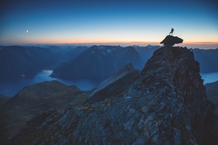 KVELDSTIMEN: Et siste gløtt av lys over Vippesteinen, som du kan ta turen ut på når du har kommet til toppen av Elsantindane på Hjørundfjordegga. Foto: Håvard Myklebust Hjørundfjordegga, sunnmøre foto håvard myklebust