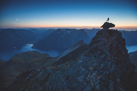 Vippesteinen på toppen av Elsantinden. Foto: Håvard Myklebust