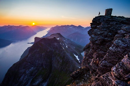 JAKTA PÅ SUNNMØRE: Arthur Vartdal Midtgaard nyt ein av mange solnedgangar i Hjørundfjorden på Sunnmøre. Foto: Håvard Myklebust Fjelltur jakta på sunnmøre