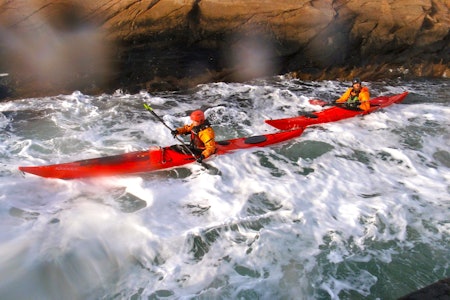 TEST AV TØRRDRAKTER: Vanntemperaturen er ikke alltid like innbydende som vannet. Foto: Pål Trygve Gamme test av tørrdrakter