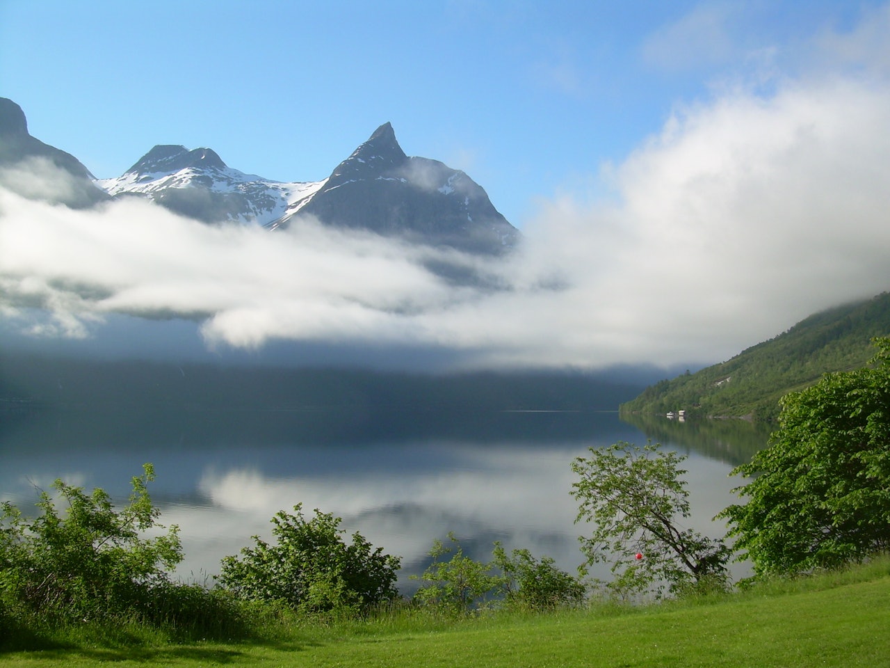 ÅGOTTITND: Bratt, nært og kjært er utsikta fra Hoemsbu mot Ågottind. Foto: Dag Ringstad Fjellturer i Eresfjord
