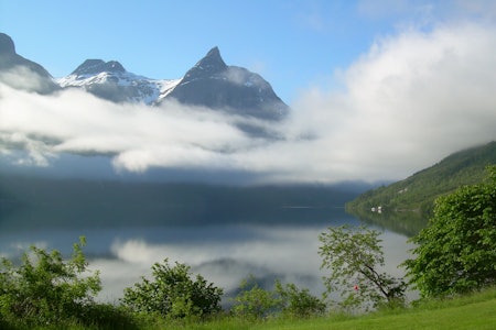 ÅGOTTITND: Bratt, nært og kjært er utsikta fra Hoemsbu mot Ågottind. Foto: Dag Ringstad Fjellturer i Eresfjord