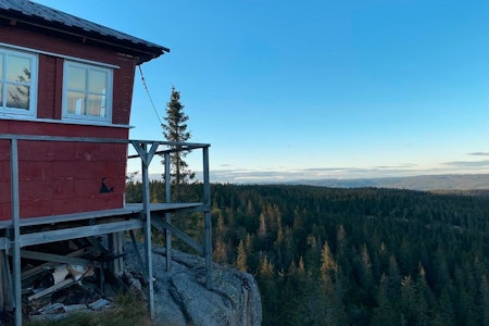 BRANNHYTTA PÅ KJERKEBERGET: På Oslos høyeste punkt står det en gammel brannhytte som er velholdt, men ikke åpen for allmennheten. Foto: Henning Reinton kjerkeberget brannhytte nordmarka