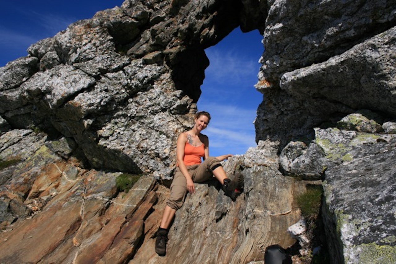 FJELLTURER RUNDT BODØ: Mona Stegen på en av sine turfavoritter. Her fra Steigtind. Foto: Privat fjellturer i bodø