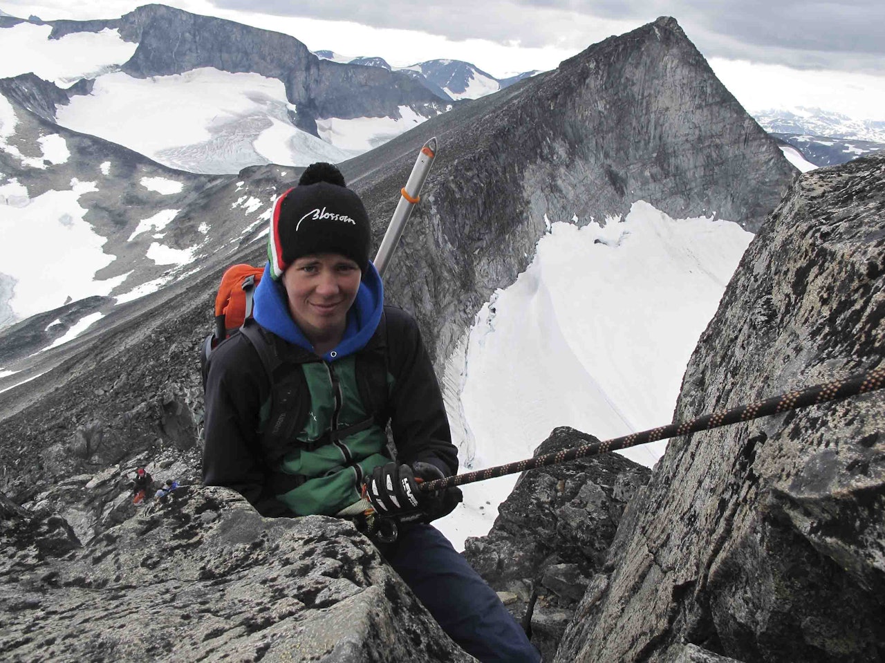 Torgeir Sulheim på rappellen på Tverråryggen, som du må over hvis du går Svellnosbreen rundt. Foto: Josef Nystrøm Torgeir Sulheim på rappellen på Tverråryggen. Foto: Josef Nystrøm