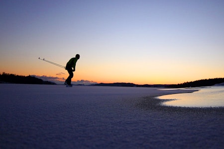 SKØYTETUR PÅ SJØIS: Når isen legger seg på sjøen er det bare å gripe sjansen. I måneskinnet gjør det ingenting at dagene er korte. Foto: Simen Berg skøytevann på østlandet