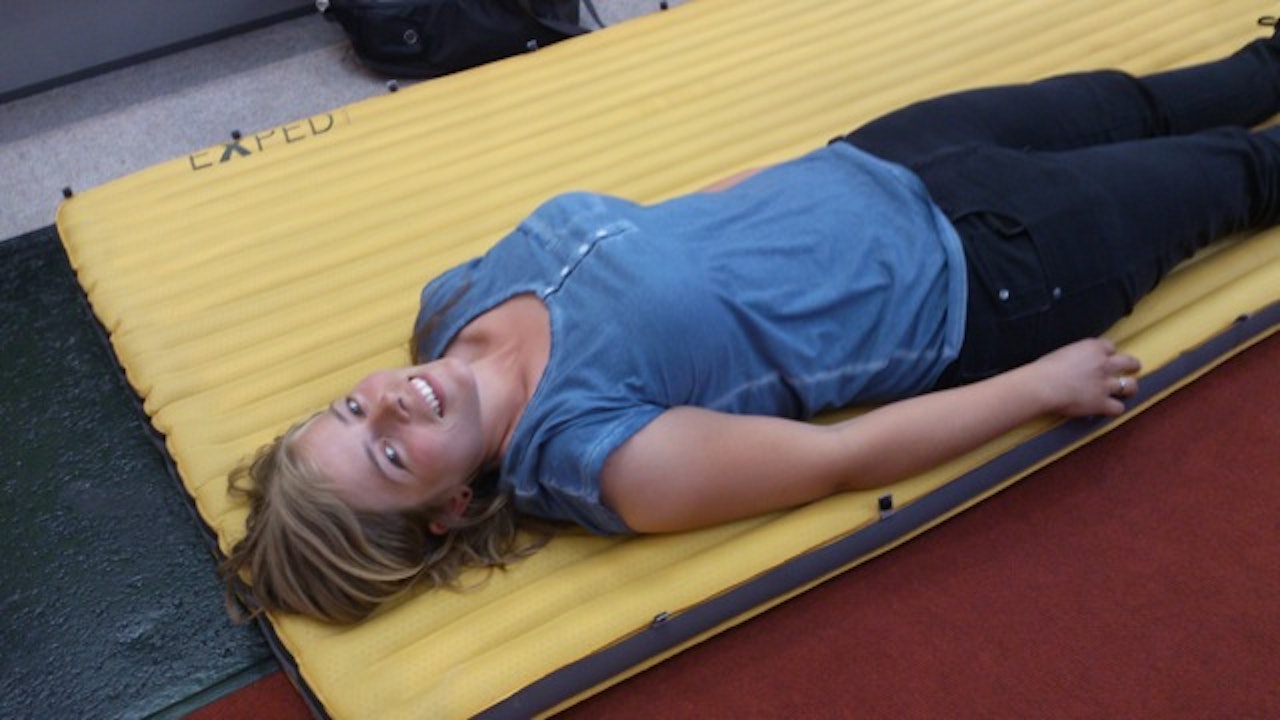 UTEs Marit Vidnes tester Expeds nye doble liggeunderlag. UTEs Marit Vidnes tester Expeds nye doble liggeunderlag.