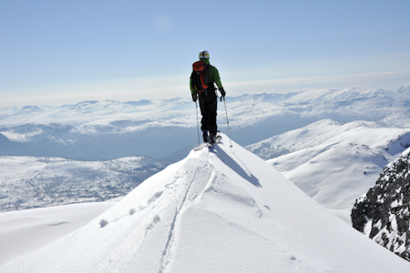 Med toppturski kommer du deg til snø som ingen har kjørt før deg! Foto: Sandra Lappegard