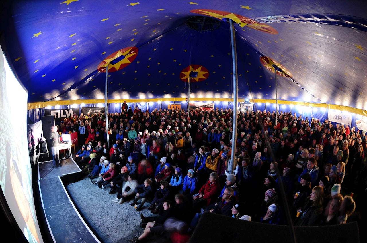 Sirkusteltet hvor filmene og foredragene holdes her med Jarle Trå i 2010. Foto Juel Victor Løkstad Sirkusteltet hvor filmene og foredragene holdes her med Jarle Trå i 2010. Foto Juel Victor Løkstad