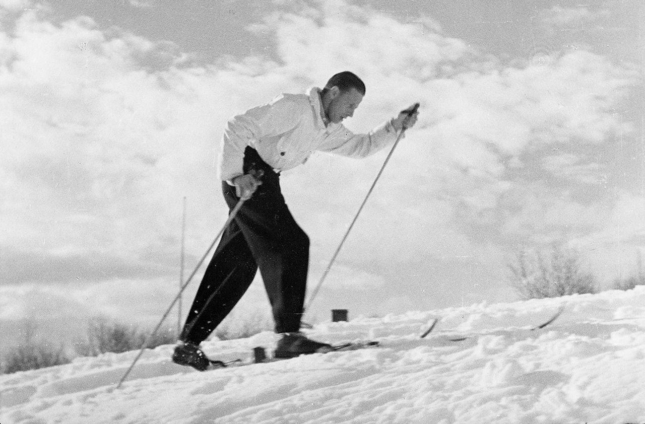 BLÅSWIX-HISTORIE: Martin Matsbo anno 1946, godt igang med testingen av festevoks. Foto: Swix.