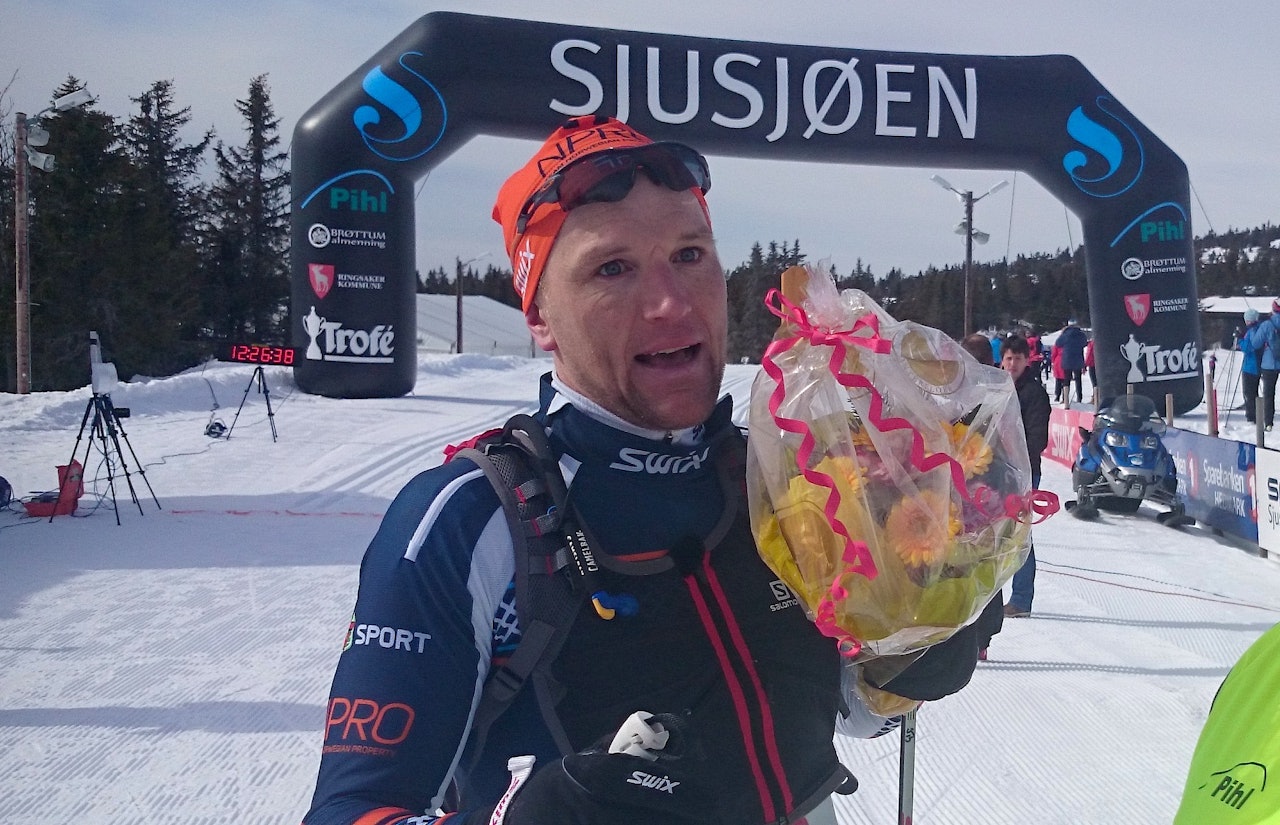 Man blir sliten av 95 km på ski. Her er Svein Tore Sinnes, som vant herreklassen, akkurat i mål. 