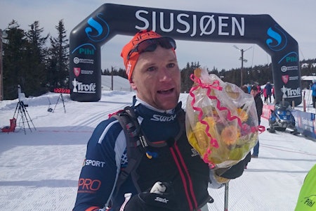 Man blir sliten av 95 km på ski. Her er Svein Tore Sinnes, som vant herreklassen, akkurat i mål. 