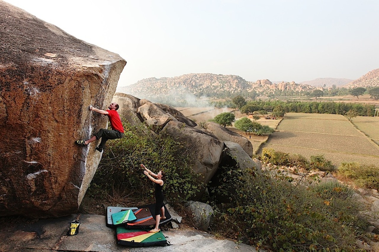 Eskild Rognes prøver seg på Double arete (7B) i Hampi, India. Foto: Dag Hagen