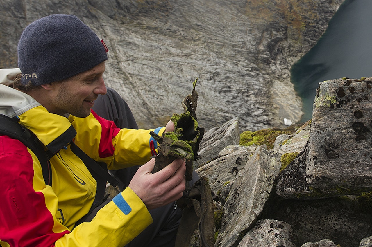 Terje Stokke ble mildt sagt overrasket da han fant støvelen til den tyske Luftwaffe-piloten i den bratte steinura. Foto: Hans Kristian Krogh-Hansen krigsminne på sunnmøre