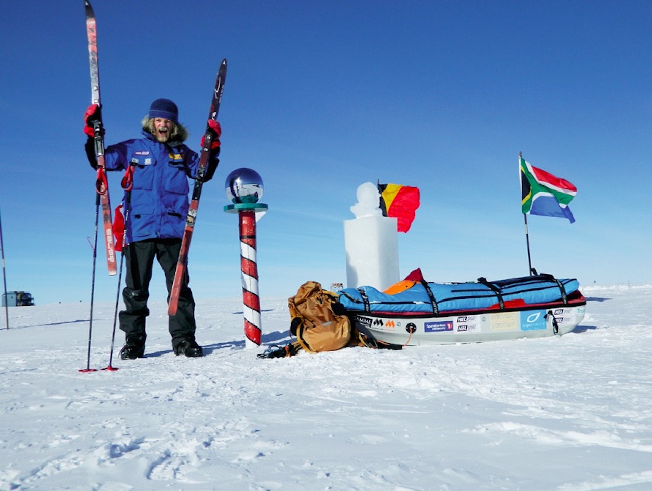 Aleksander Gamme på polpunktet, etter at han gikk verdens lengste skitur over Antarktis. 14. desember setter han kursen mot til Dronning Maud Land. Foto: Privat 