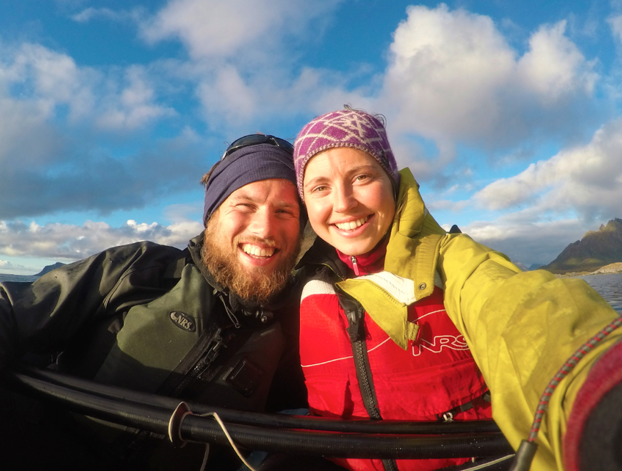 PADLELYKKE: Andreas Skagøy og Elise Theoline Skagøy under sin treukers-tur med kajakken i Vesterålen og Lofoten. Foto: Privat ekteparet skagøy billig kajakkutstyr