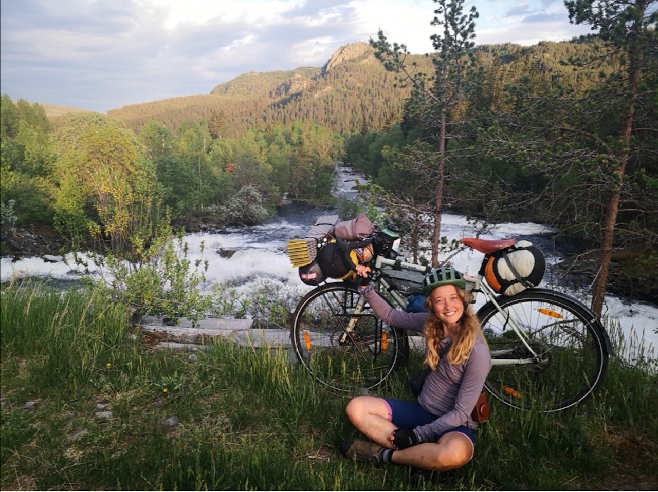 SYKKELTUR: Hedda Gjone går for to hjul i sommer, fortrinnsvis på alternative veier. Foto: Privat Hedda Gjone