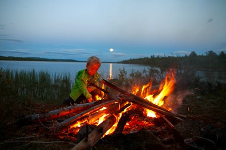 HØSTTUR MED BARN: Et bål gjør det raskt litt hyggeligere å være på tur med barna på kalde høstdager, og er et morsomt prosjekt for barna å være med på. Foto: Jon Rune Rønneberg tur med barn høstferie friluftsliv