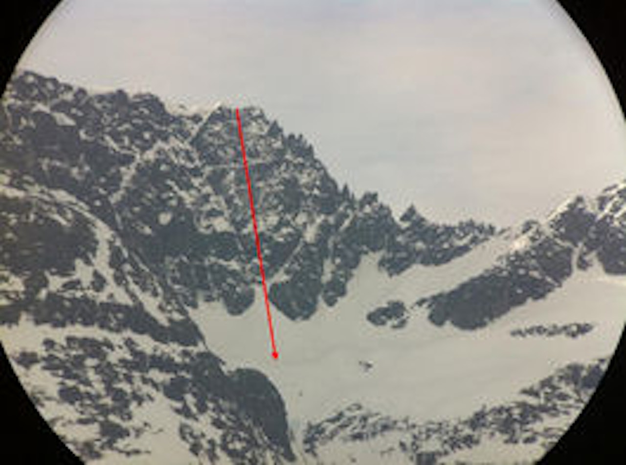 Rød pil viser omtrent fallet og funnstedet fra ulykken på Ystevasshorn.Foto: Jan-Gunnar Hole/NGI
